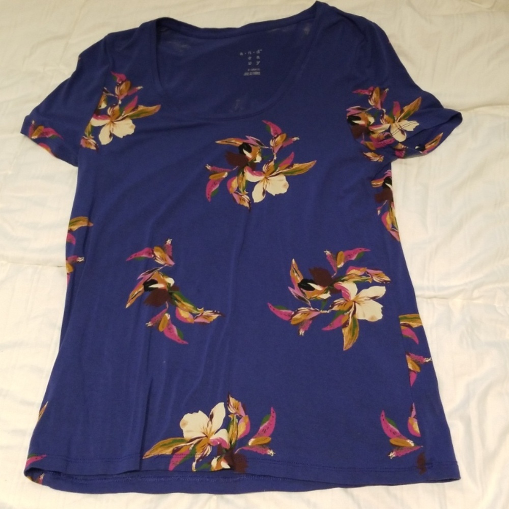 NWOT,BEAUTIFUL BLUE FLOWER SHIRT